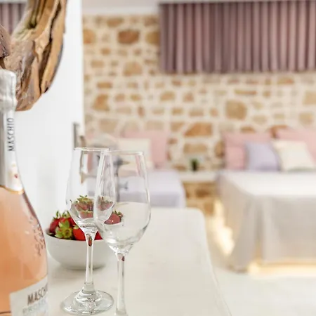 Katerina Roza - Heartfelt Hospitality In The 2* Naxos City