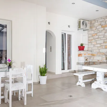 Katerina Roza - Heartfelt Hospitality In The アパートホテル Naxos City