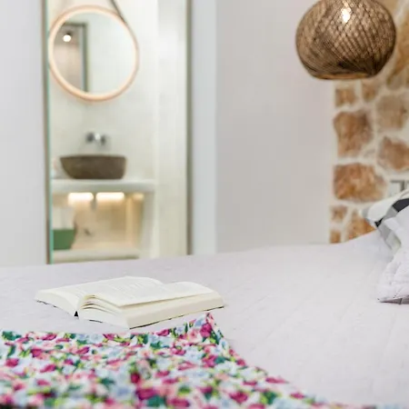 Katerina Roza - Heartfelt Hospitality In The 2* Naxos City