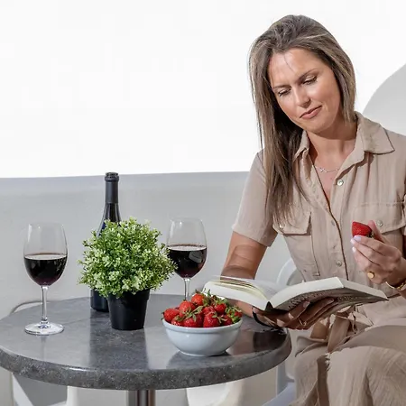 Katerina Roza - Heartfelt Hospitality In The 2* Naxos City