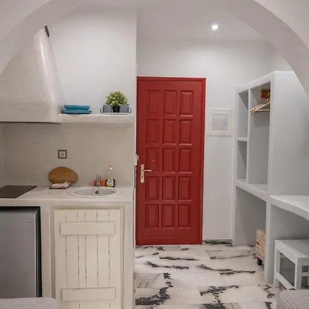 Katerina Roza - Heartfelt Hospitality In The 2* Naxos City