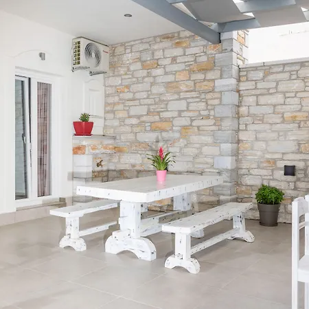 Katerina Roza - Heartfelt Hospitality In The Naxos City
