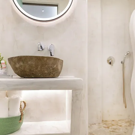 Katerina Roza - Heartfelt Hospitality In The Aparthotel Naxos City
