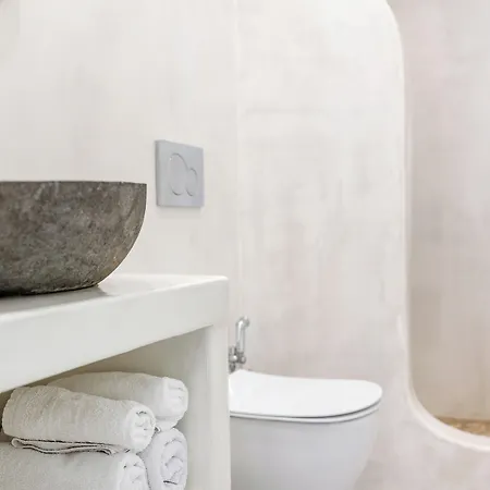 Katerina Roza - Heartfelt Hospitality In The Naxos City